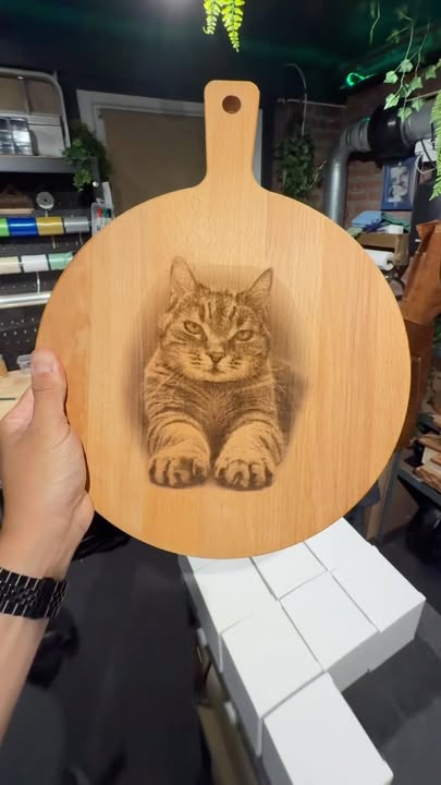 Bibi op Bibi: een huisdierenfoto gegraveerd in hout - De Knutselier