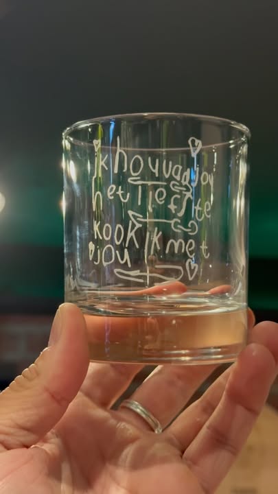 Een persoonlijke boodschap op een gegraveerd glas - De Knutselier