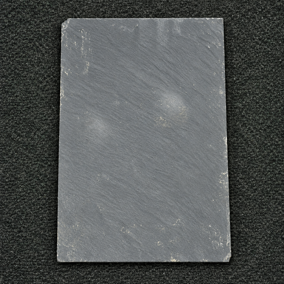 Plank Oscar van leisteen 30 × 20 cm met kleine beschadigde hoekjes – Buitenkansje