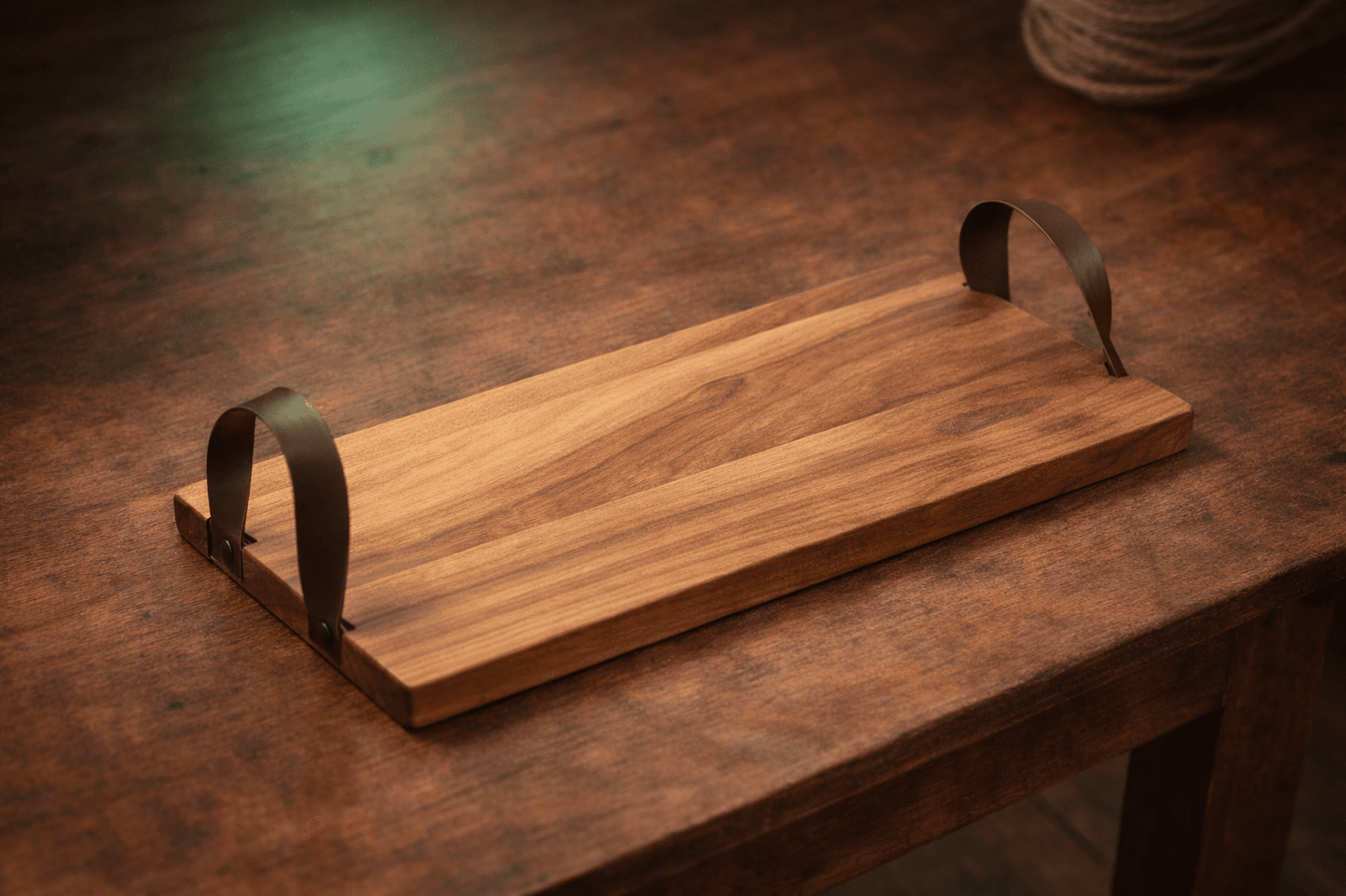 Plank Tessa – Stoere serveerplank met leren handvatten 39 × 18 cm - De Knutselier