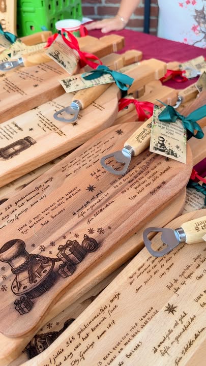 Persoonlijke borrelplanken met boodschappen van bewoners, verpakt als kerstgeschenk voor De Bolder