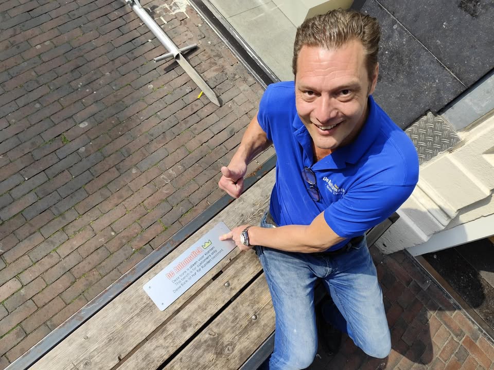 Een bordje voor het bankje bij De Automatiek - De Knutselier