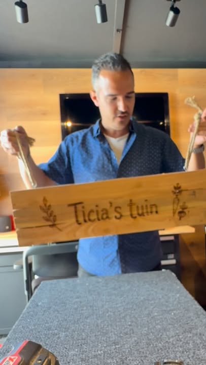 Een gegraveerd houten hangbord voor de moestuin - De Knutselier