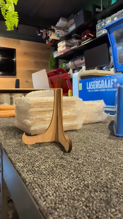 Een tegeltje met foto, tekst of logo en een houten voet - De Knutselier