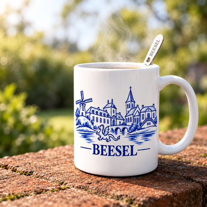 Mok ‘Beesel’ – 330 ml, incl. lepel en doosje – Beesels dorpsgezicht