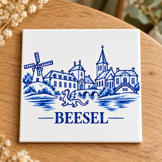 Tegeltje ‘Beesel’ – 15 × 15 cm, incl. houten standaard – blauw Beesels dorpsgezicht