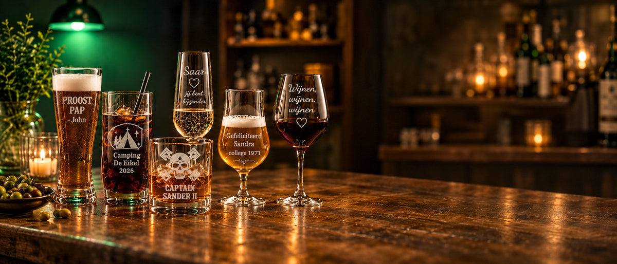 Gepersonaliseerde gegraveerde glazen op een sfeervolle bar