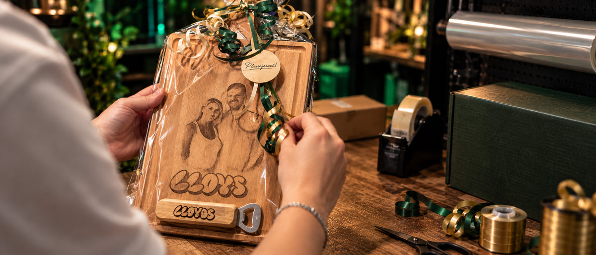 Een persoonlijk cadeau wordt feestelijk ingepakt