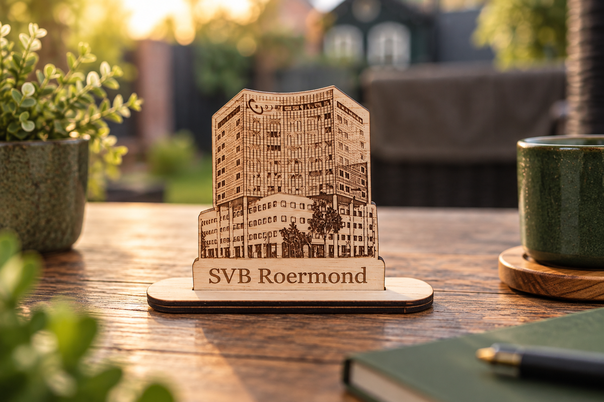 Houten maatwerk display van het SVB-gebouw in Roermond, gemaakt door De Knutselier