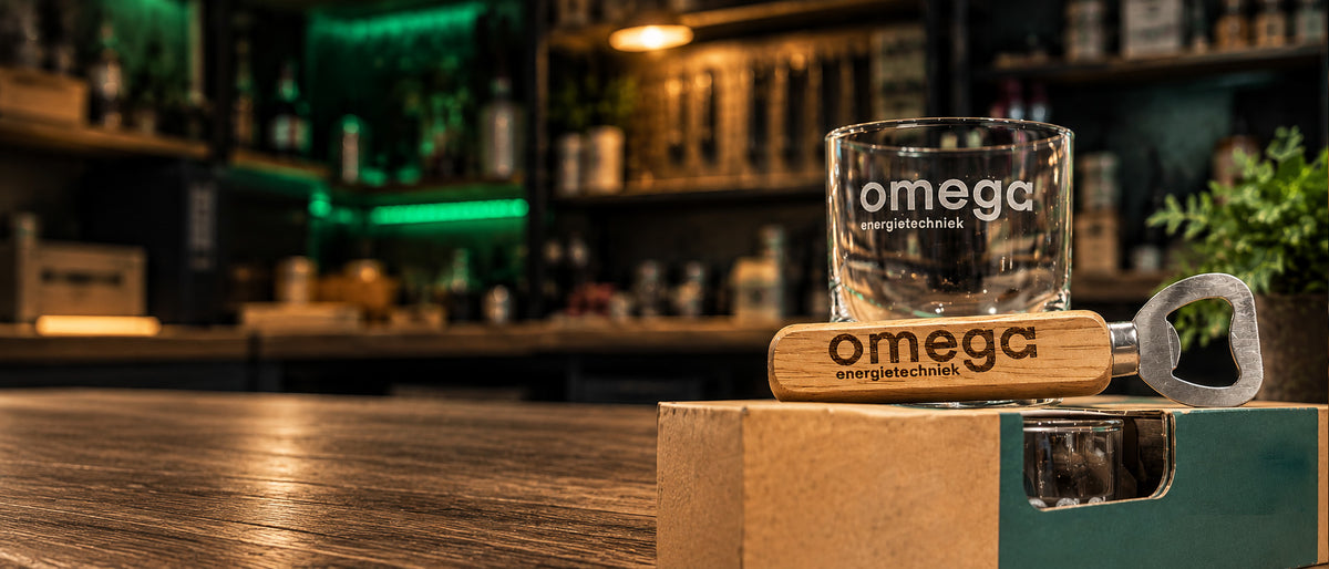 Zakelijk relatiegeschenk met gegraveerd glas en flesopener