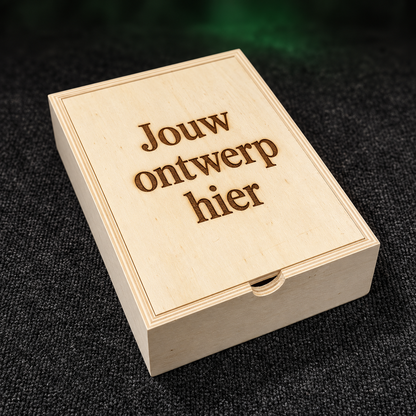 Houten sieradendoosje met voorbeeldgravure op zwarte ondergrond