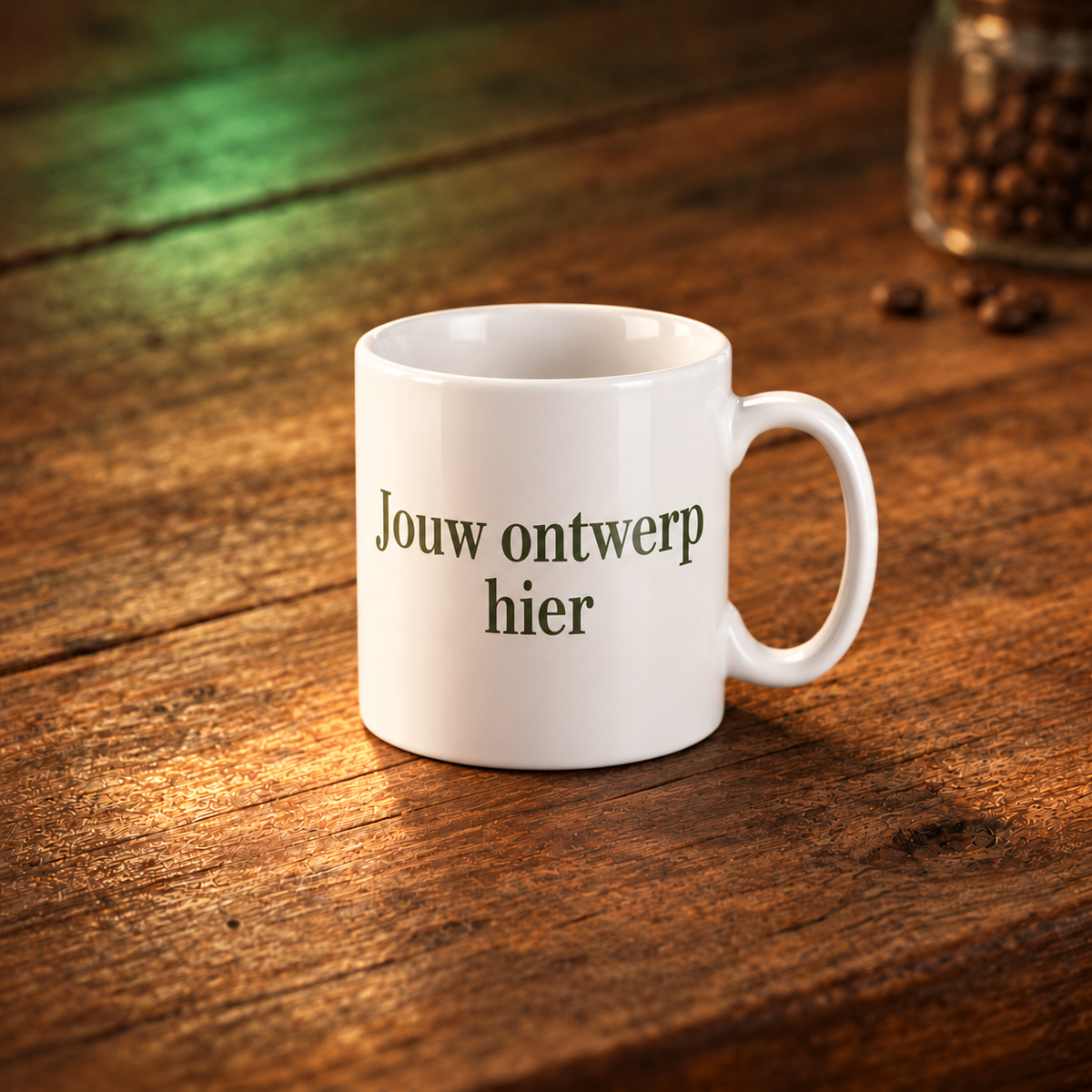 Witte espresso mok 150 ml met eigen ontwerp op een houten tafel