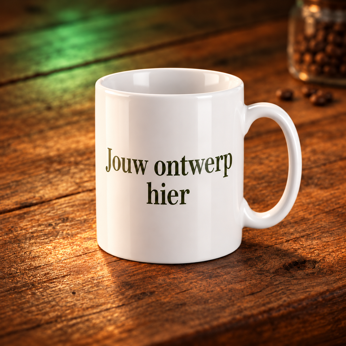 Witte mok 330 ml met eigen ontwerp op een warme houten tafel