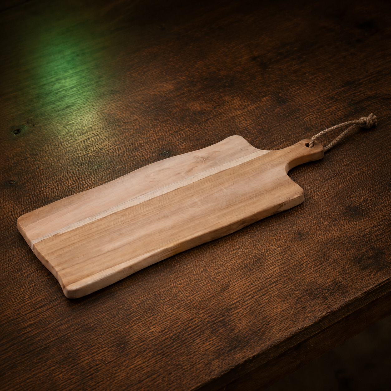 Plank Donny op een houten tafel met groene lichtspot