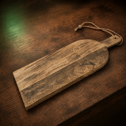 Plank Jeuke op een houten tafel met groene lichtspot