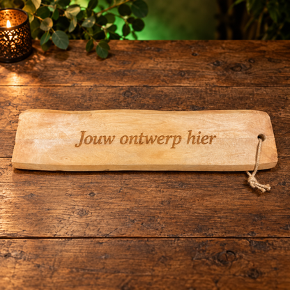 Plank Ricky – mangohouten borrelplank circa 60 × 20 cm met voorbeeldgravering Jouw ontwerp hier
