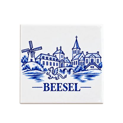 Tegeltje ‘Beesel’ – 15 × 15 cm, incl. houten standaard - De Knutselier