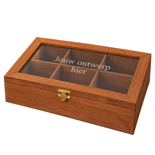 Vrijstaande bruine theedoos met zes vakken en gravure op het glazen deksel